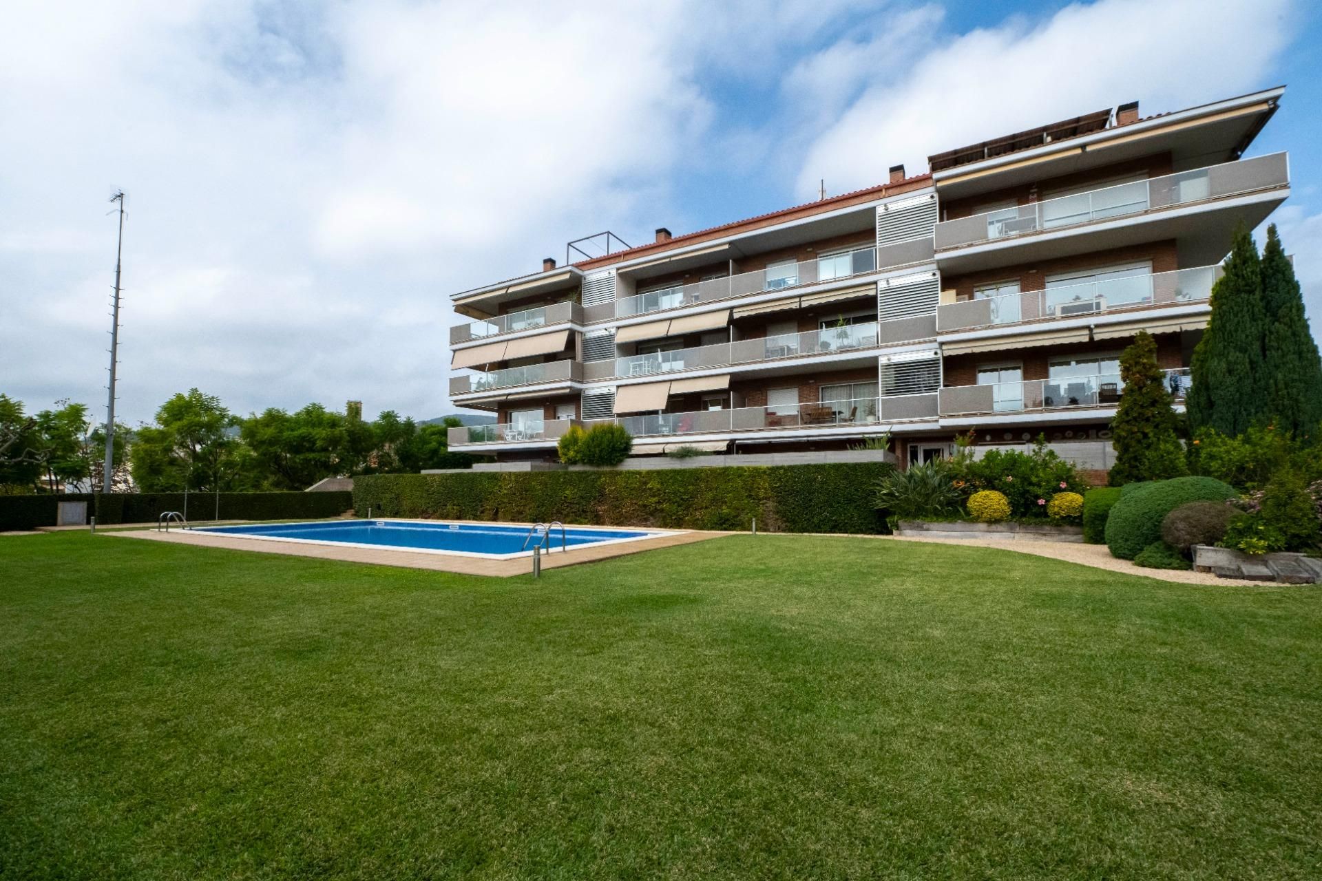 Swimming pool of Flat for sale in Tiana  with Air Conditioner, Heating and Private garden
