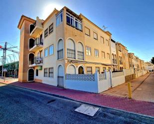 Vista exterior de Casa o xalet en venda en Torrevieja amb Aire condicionat, Terrassa i Balcó