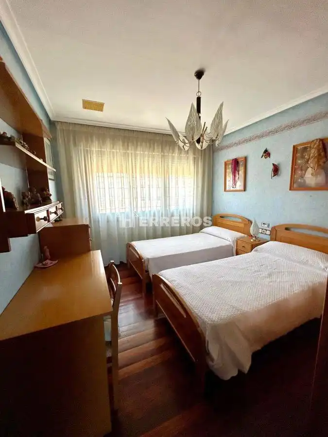 Habitación de Casa adosada en venta en Baños de Río Tobía con Aire acondicionado, Calefacción y Parquet