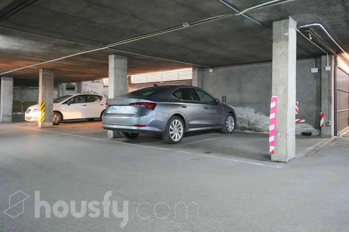 Parking de Piso en venta en Madrid con Aire acondicionado, Calefacción y Jardín privado