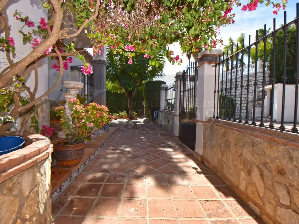 Vista exterior de Casa o xalet en venda en Mijas amb Aire condicionat, Jardí privat i Terrassa