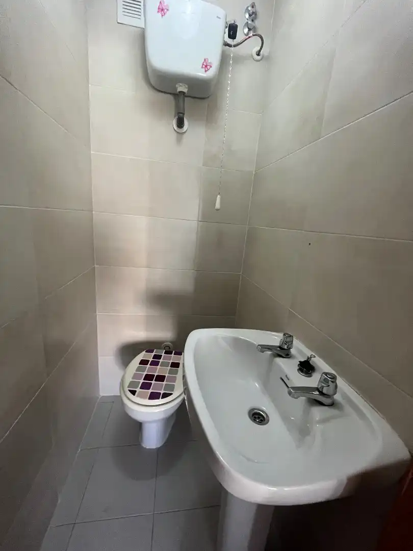 Bany de Pis de lloguer en Plasencia amb Aire condicionat, Terrassa i Moblat