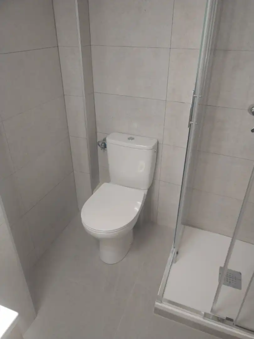 Badezimmer von Wohnung zur Miete in Terrassa mit Heizung, Parkett und Ofen