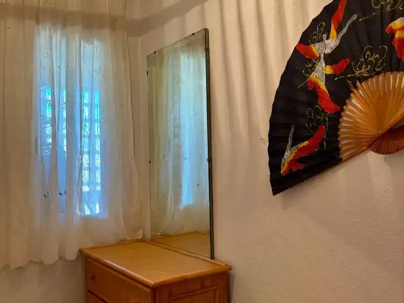 Dormitori de Pis de lloguer en Orihuela amb Aire condicionat, Jardí privat i Moblat