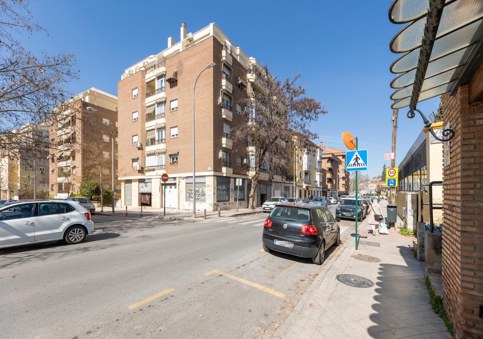 Exterior view of Premises for sale in  Granada Capital