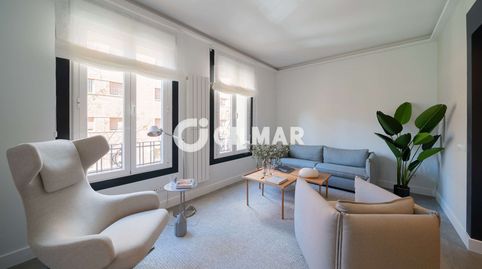 Descubre este excepcional piso ubicado en el prestigioso barrio de Almagro, en el distrito de Chamberí, Madrid. Con una superficie