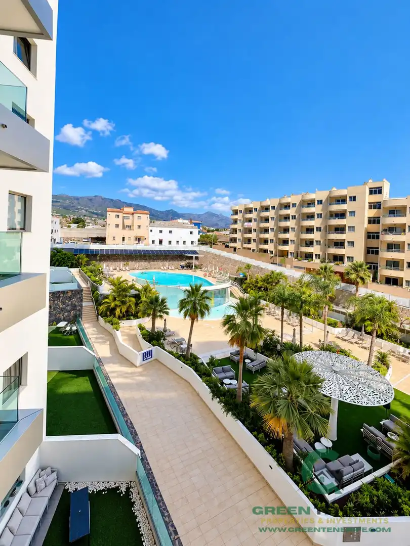 Vista exterior de Piso en venta en Adeje con Aire acondicionado, Terraza y Piscina