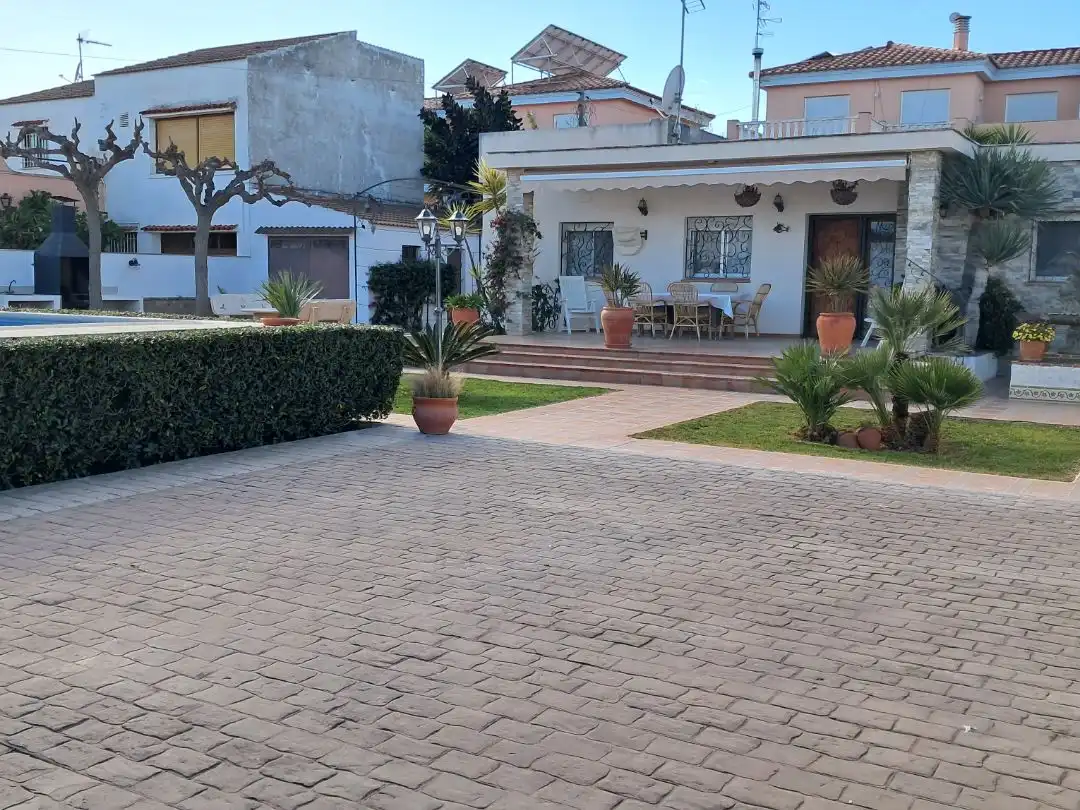 Detached house with garden for sale in carrer L'escua 28