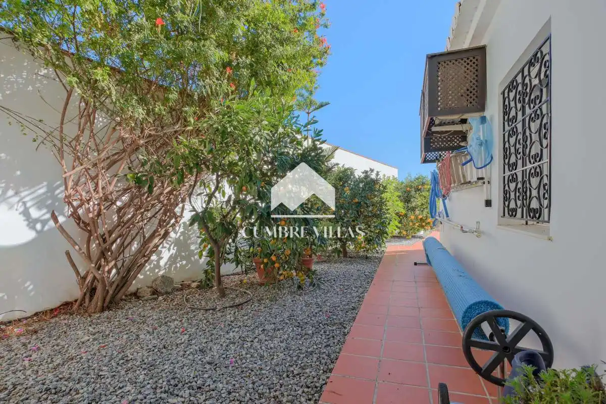 Vista exterior de Casa o xalet en venda en Almuñécar amb Jardí privat, Terrassa i Traster