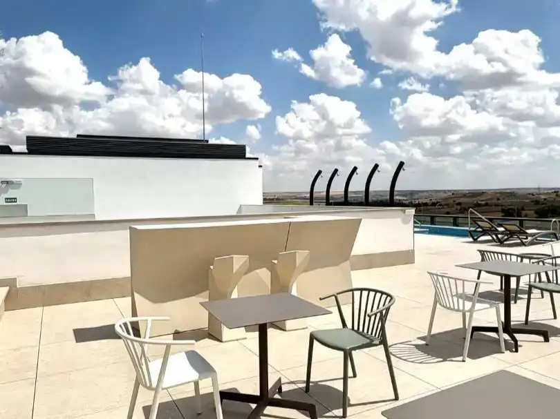 Terrasse von Loft zur Miete in La Moraleja mit Klimaanlage, Schwimmbad und Möbliert