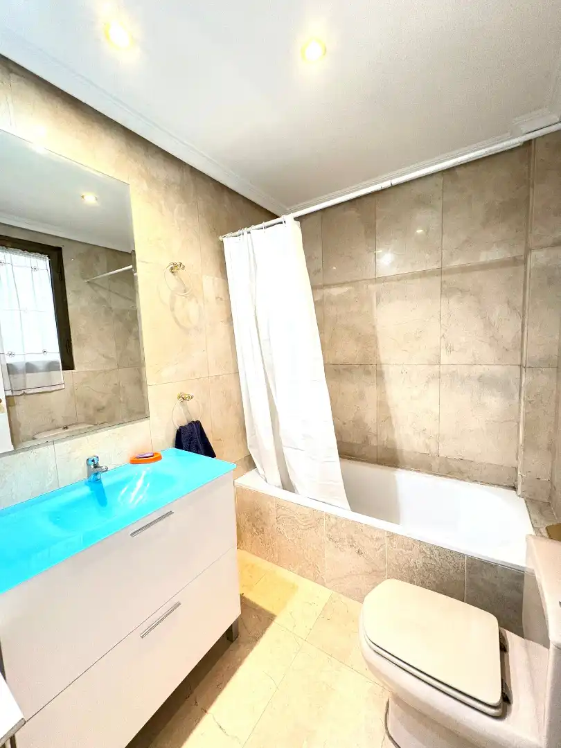 Bathroom of Flat for sale in Madrid  with Air Conditioner and Heating