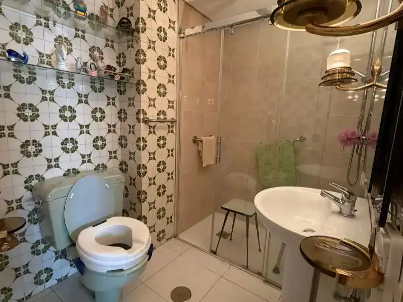 Bany de Pis en venda en León Capital  amb Parquet i Moblat