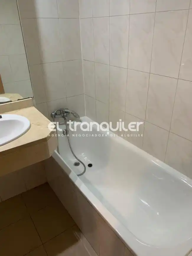 Bathroom of Flat for sale in Madrid  with Parquet flooring and Swimming Pool
