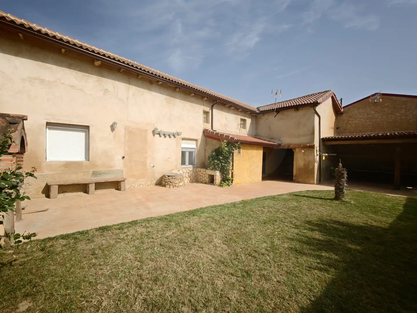 Vista exterior de Finca rústica en venda en Matadeón de los Oteros amb Calefacció