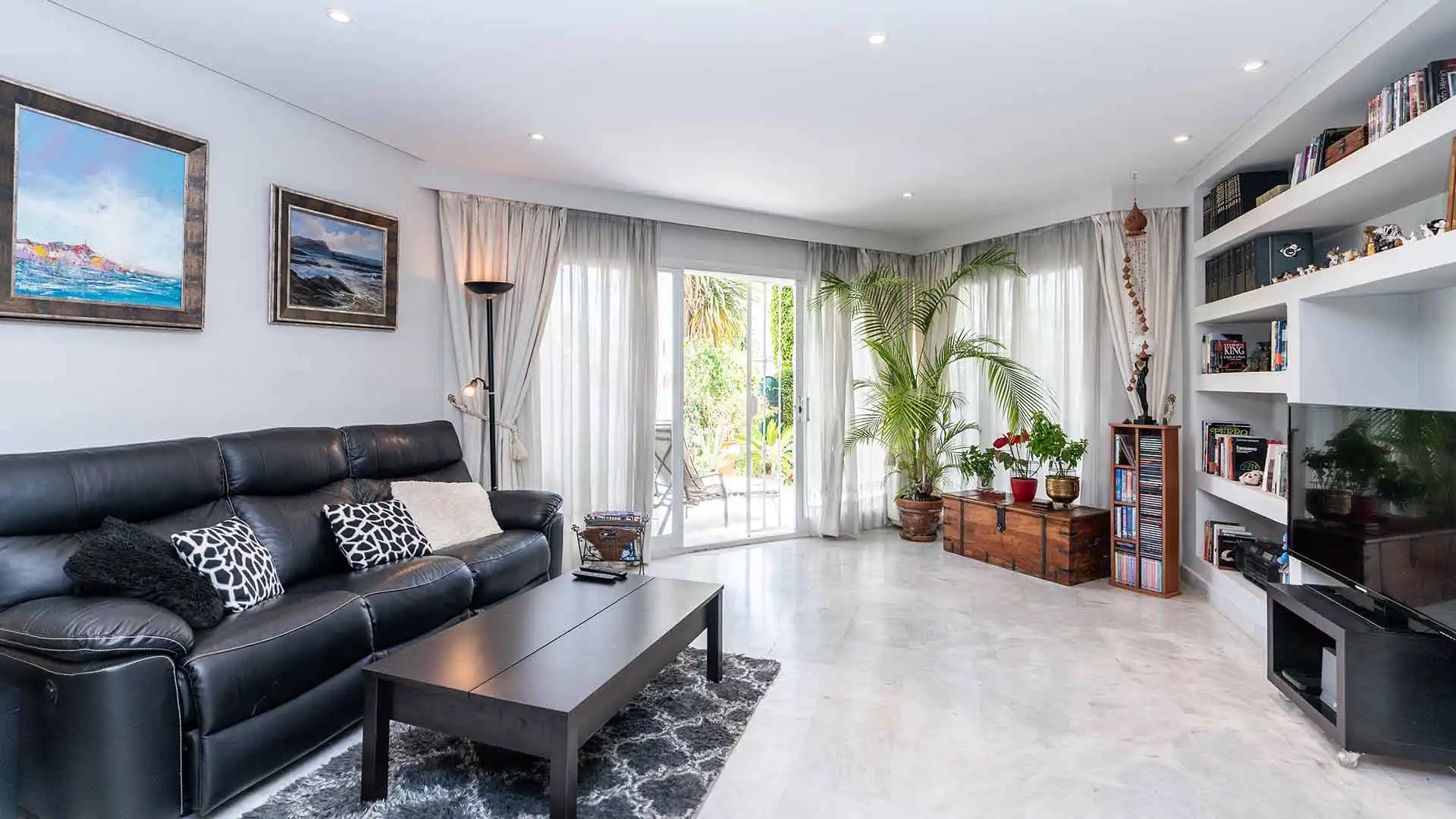 Sala d'estar de Casa adosada en venda en Marbella amb Aire condicionat, Jardí privat i Terrassa