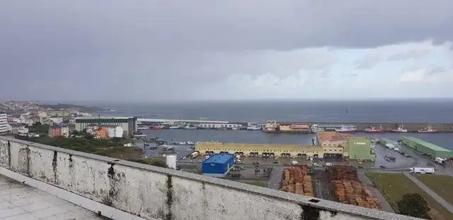 Vista exterior de Edifici en venda en Burela