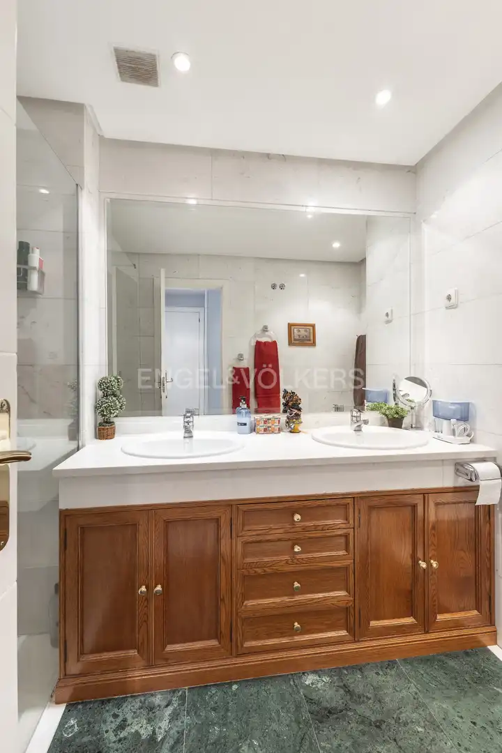 Badezimmer von Maisonette zur Miete in La Moraleja mit Klimaanlage, Heizung und Privatgarten