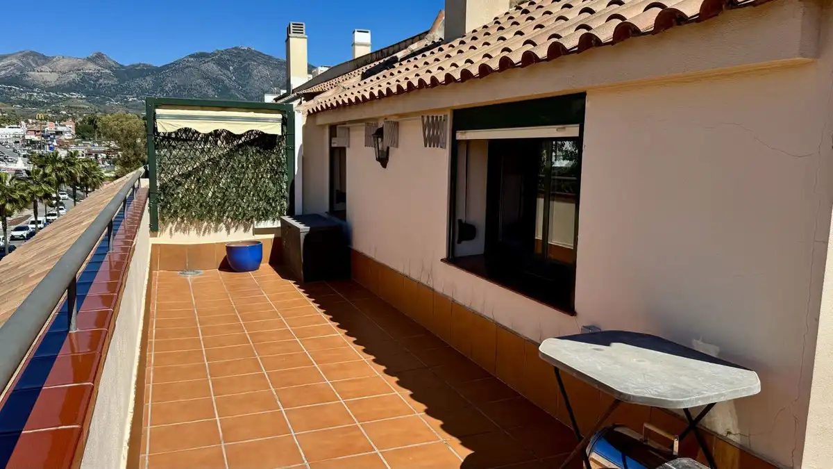 Terraza de Ático en venta en Fuengirola con Aire acondicionado, Amueblado y Piscina comunitaria