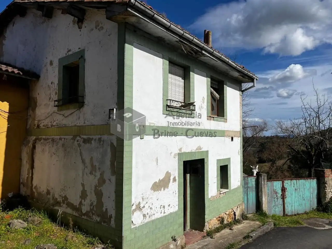 Vista exterior de Casa o xalet en venda en Oviedo  amb Calefacció i Jardí privat
