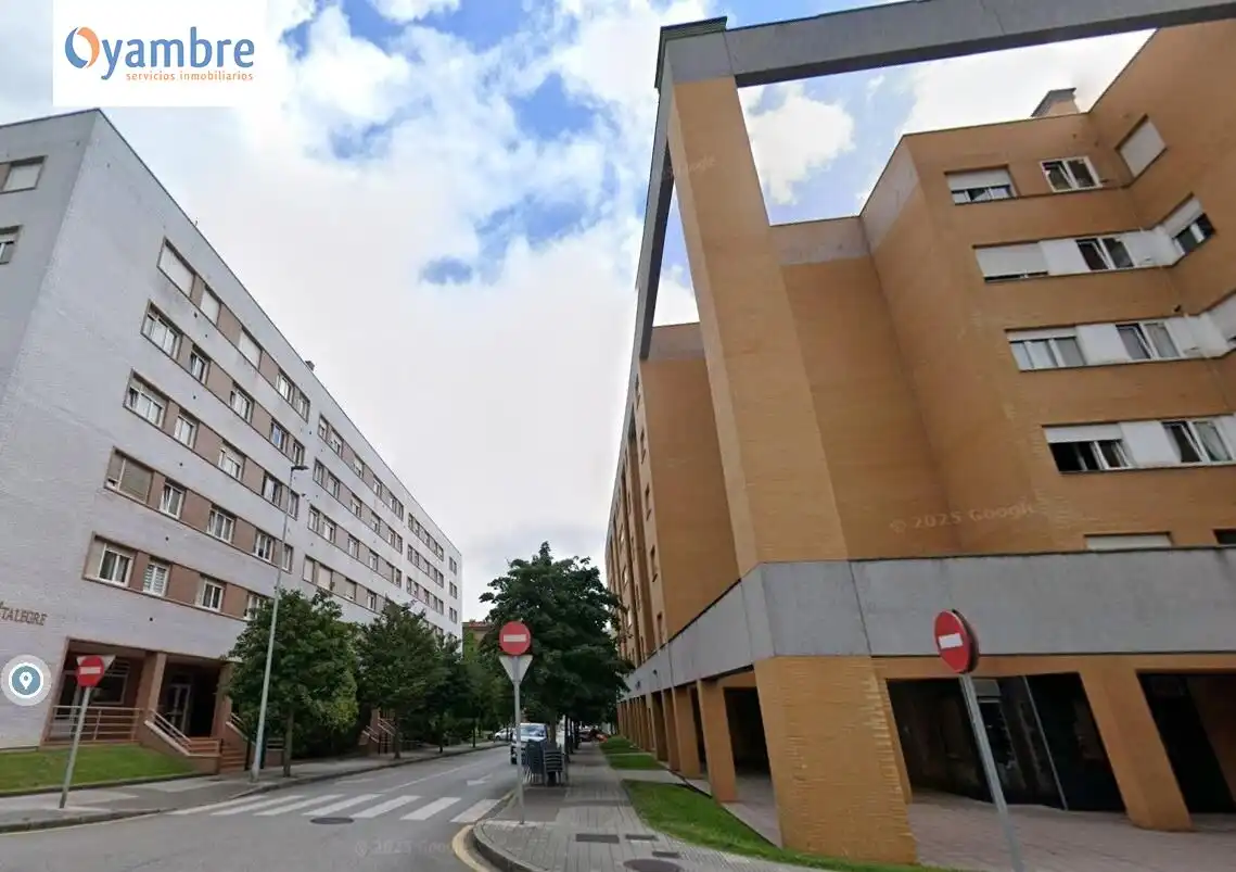 Vista exterior de Pis en venda en Gijón  amb Terrassa i Balcó