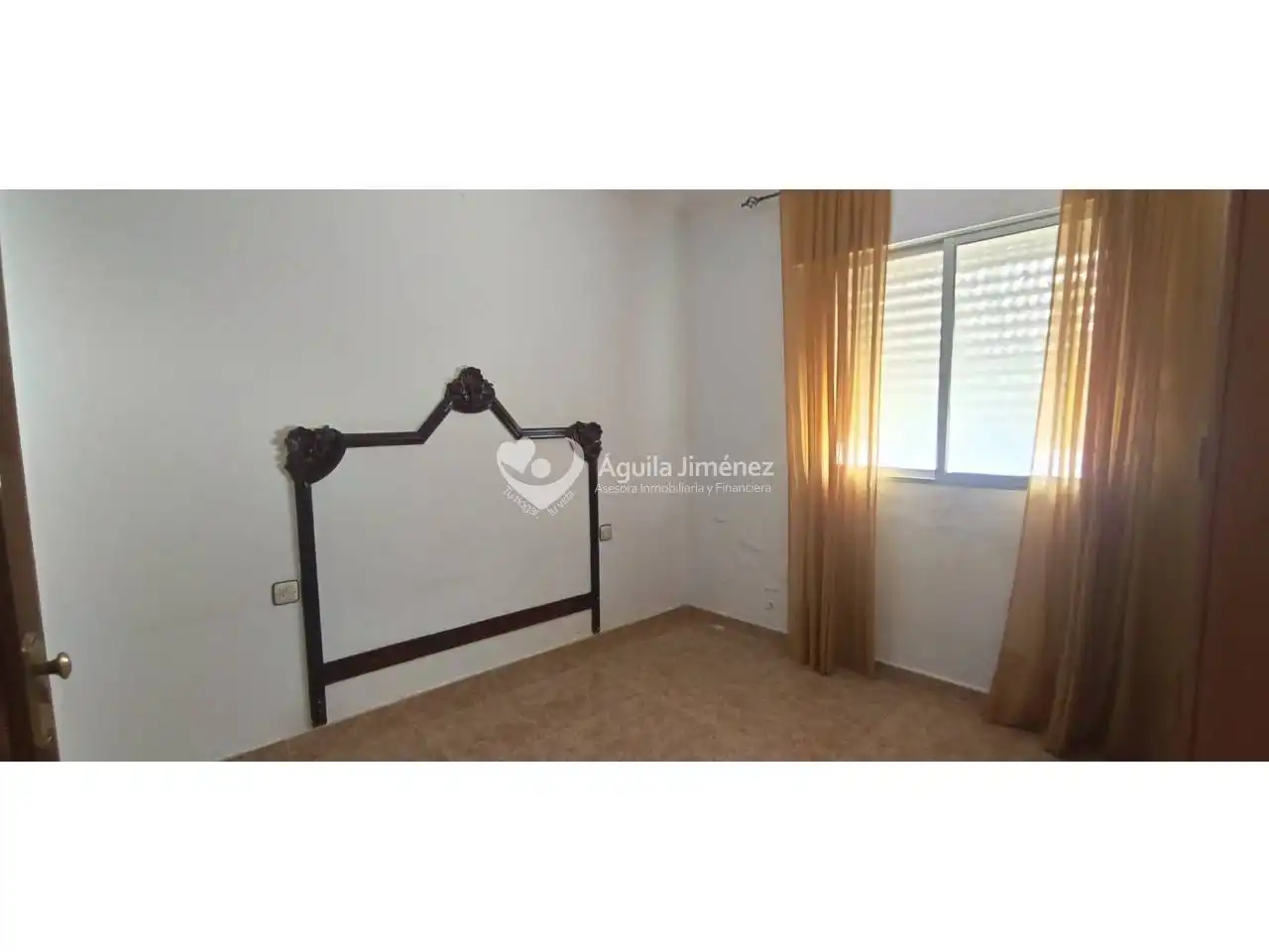 Habitación de Casa adosada en venta en Alcalá de Guadaira con Calefacción, Terraza y Piscina