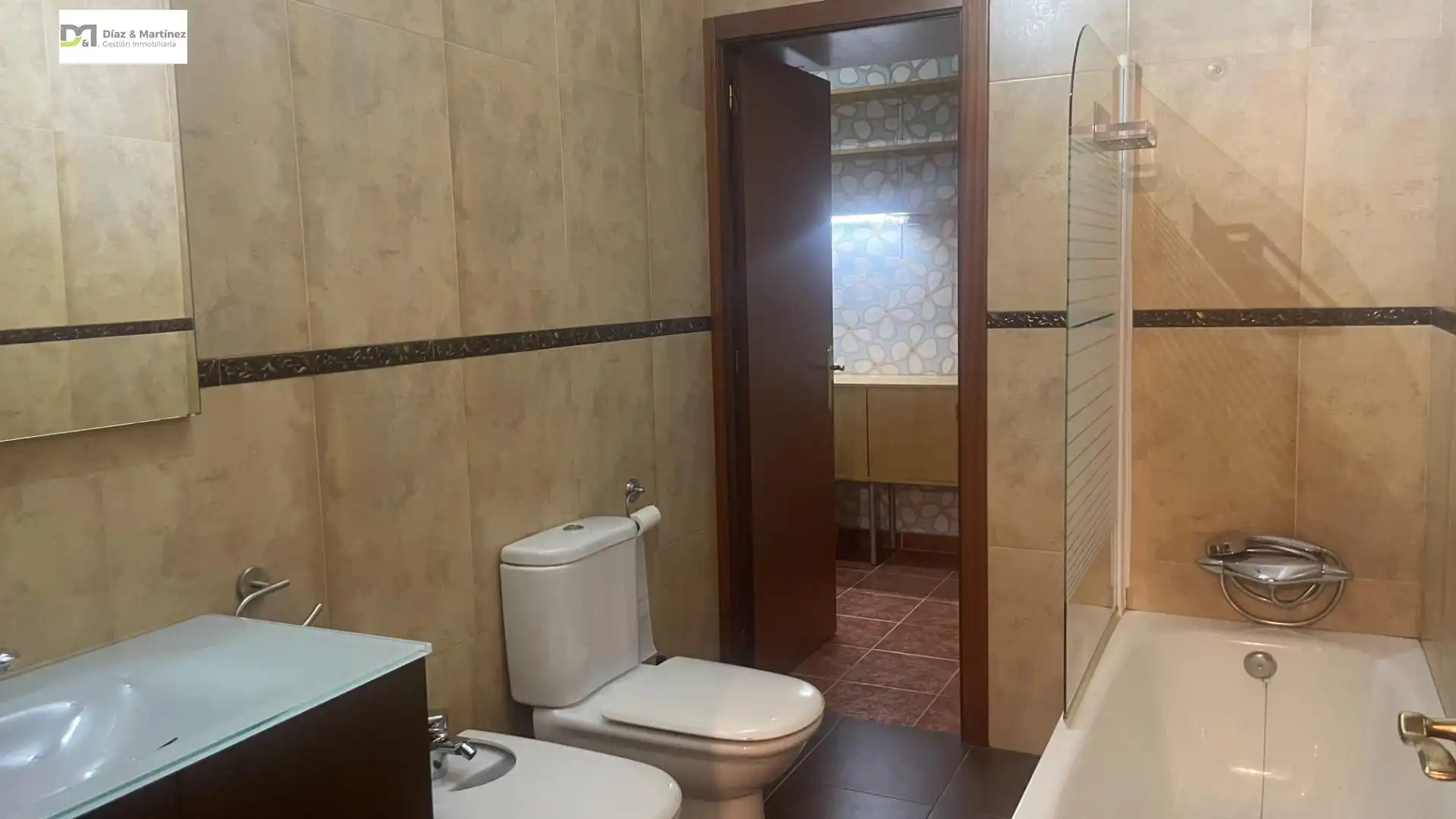 Baño de Piso en venta en Oviedo  con Calefacción, Parquet y Trastero