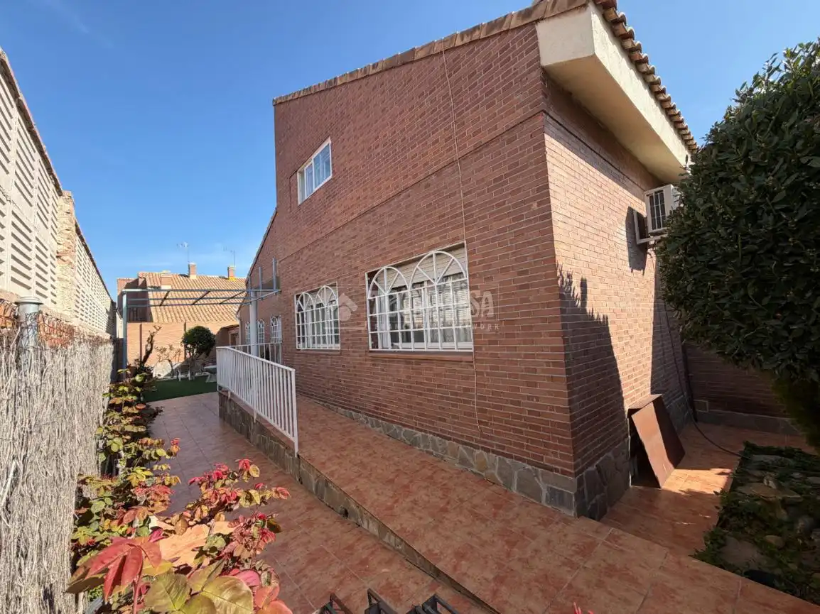 Vista exterior de Casa adosada en venda en Velilla de San Antonio amb Aire condicionat, Calefacció i Jardí privat