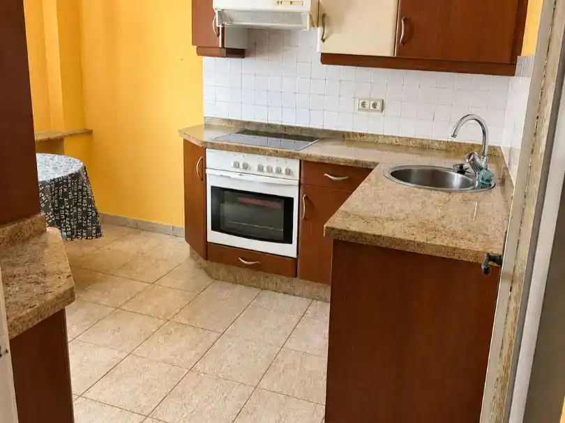 Cuina de Pis en venda en Oviedo  amb Terrassa i Balcó