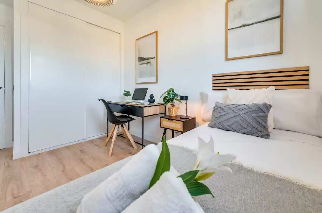 Habitación de Apartamento de alquiler en Málaga Capital con Aire acondicionado, Parquet y Trastero