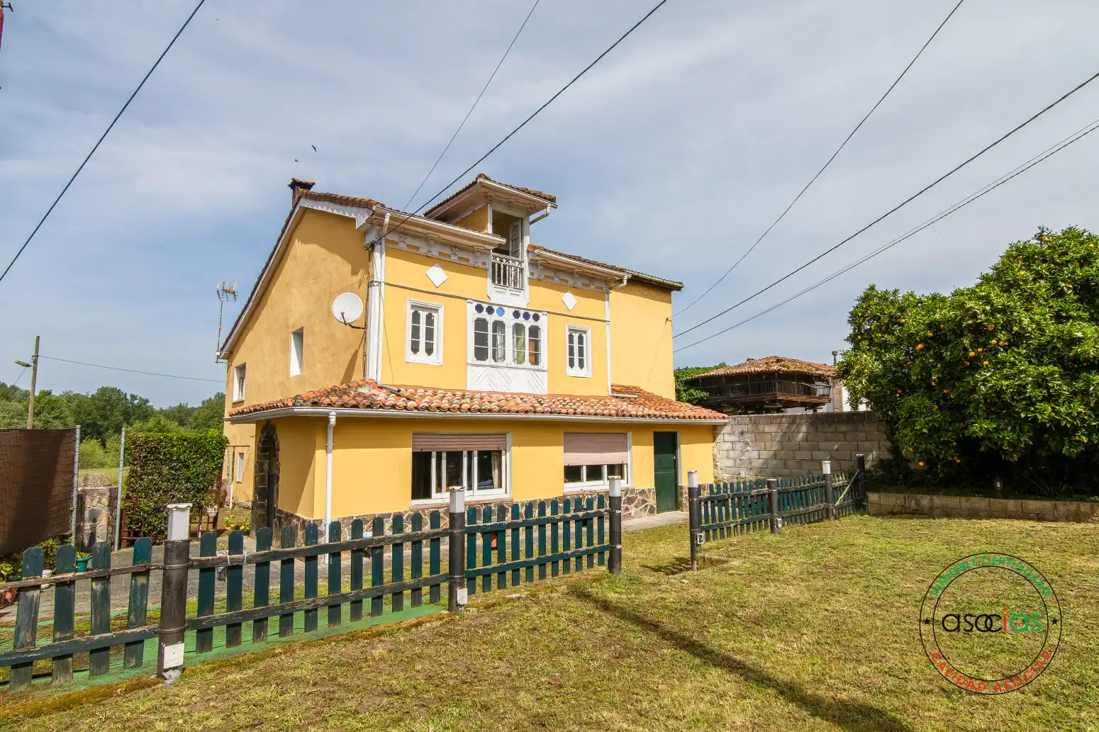Vista exterior de Casa o chalet en venta en Las Regueras   con Calefacción y Jardín privado