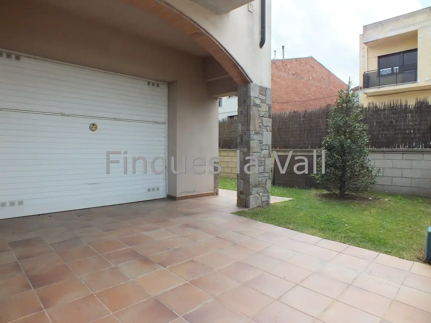 Parkplatz von Haus oder Chalet zum Verkauf in Tona mit Heizung, Privatgarten und Ofen