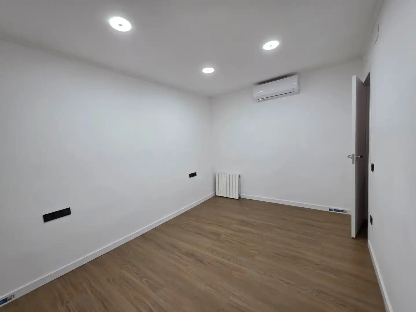 Flat for sale in Barcelona  with Air Conditioner and Heating