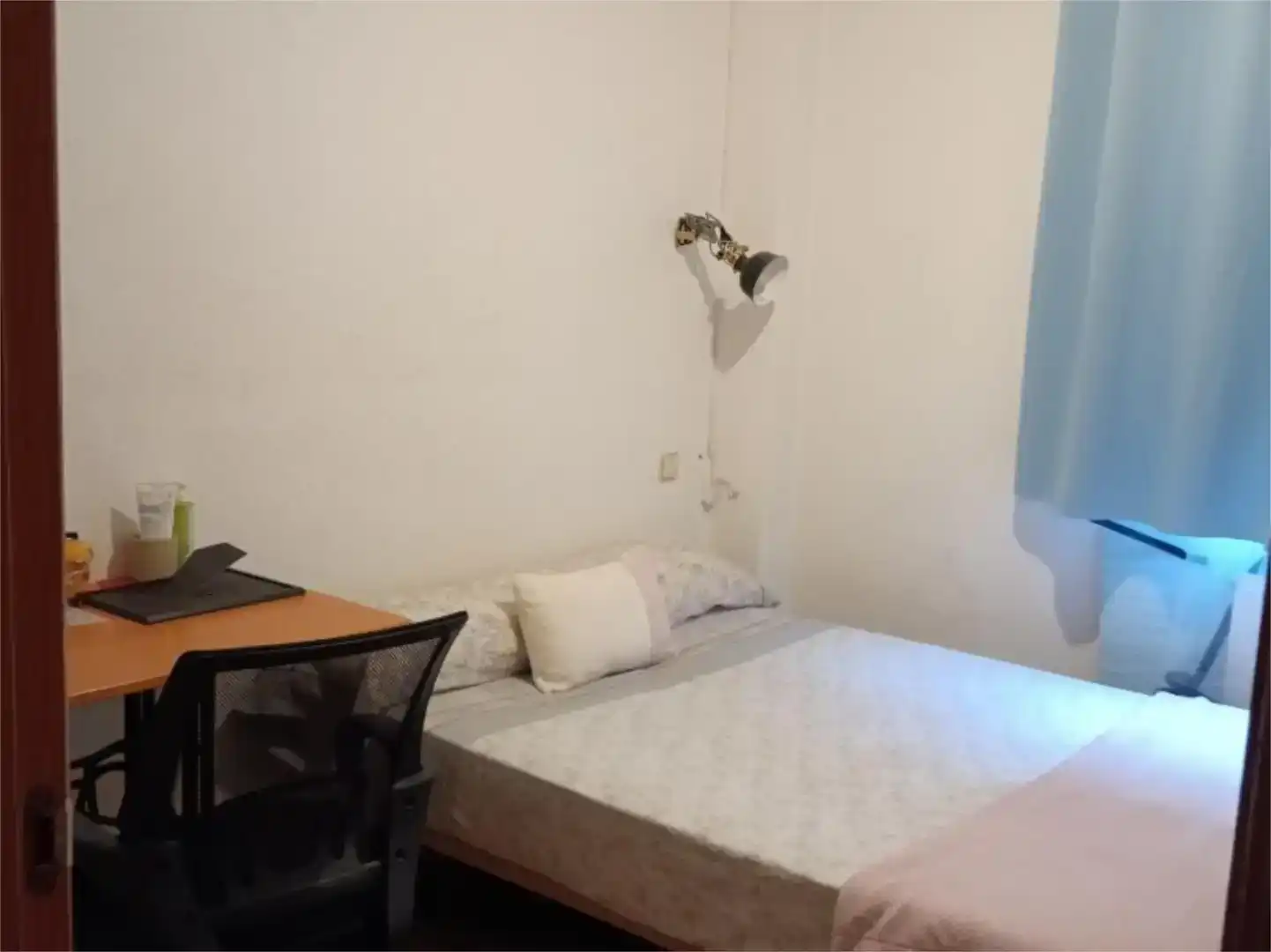 Bedroom of Flat for share in Brunete  with Air Conditioner, Private garden and Parquet flooring