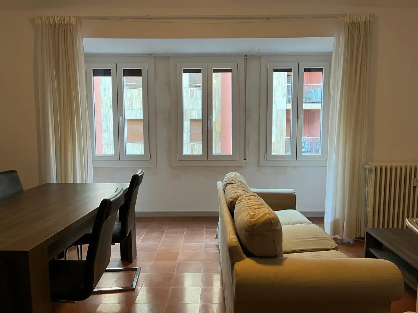 Sala de estar de Piso en venta en Figueres con Calefacción, Trastero y Horno