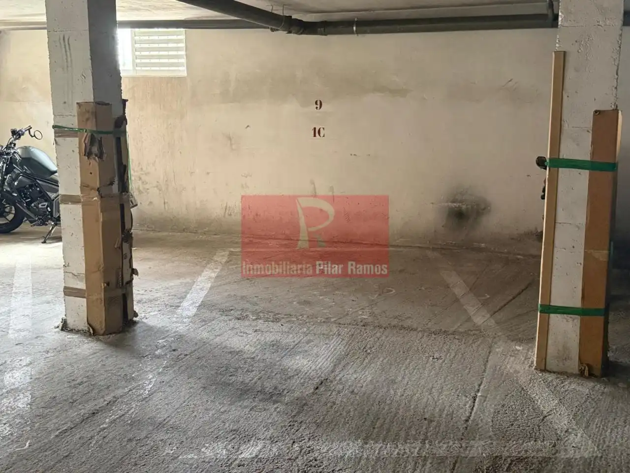 Aparcament de Pis en venda en León Capital  amb Calefacció, Parquet i Terrassa