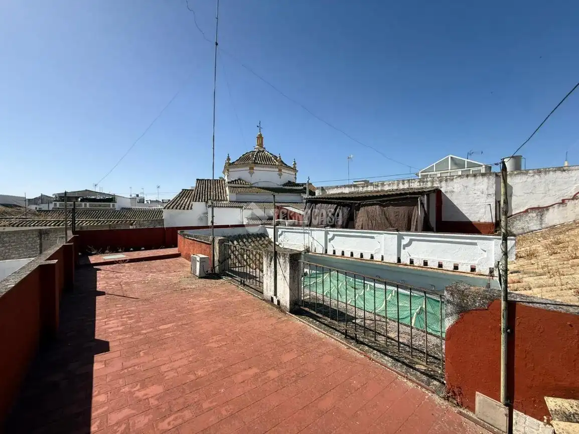 Vista exterior de Casa adosada en venta en Arahal con Balcón