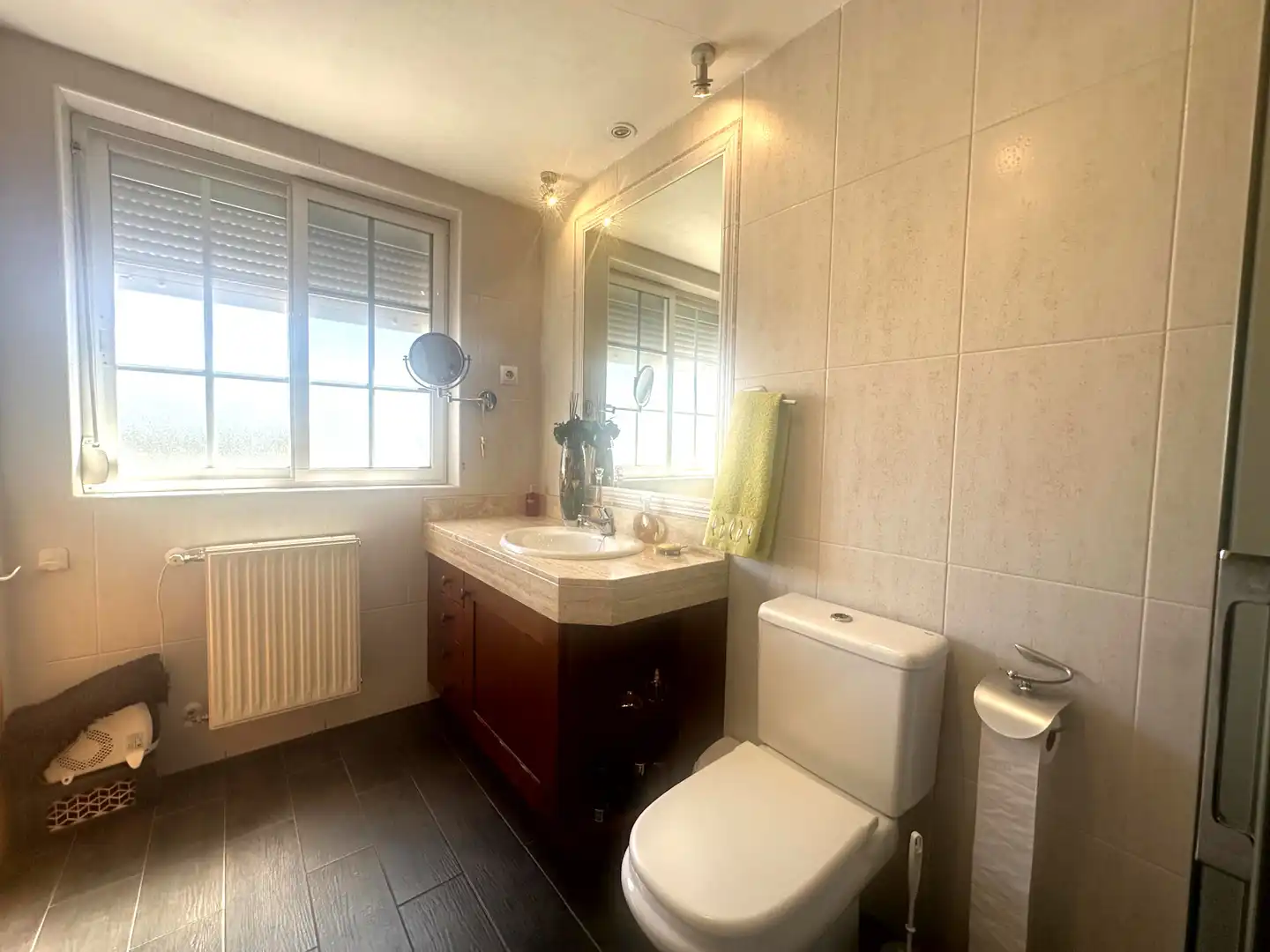 Badezimmer von Einfamilien-Reihenhaus zum Verkauf in Algete mit Klimaanlage, Heizung und Privatgarten