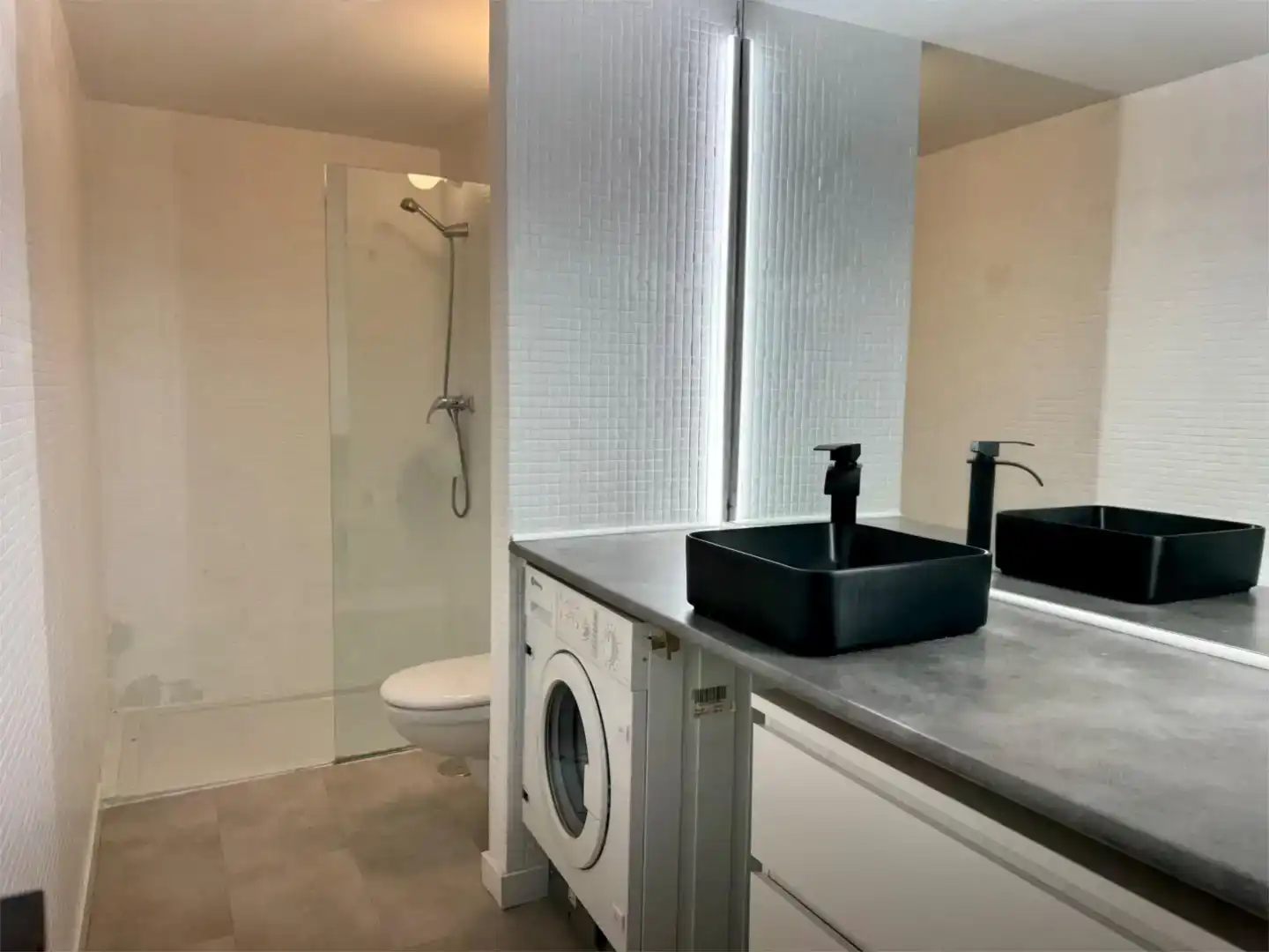 Bathroom of Flat for rent in Vigo   with Parquet flooring, Storage room and Furnished