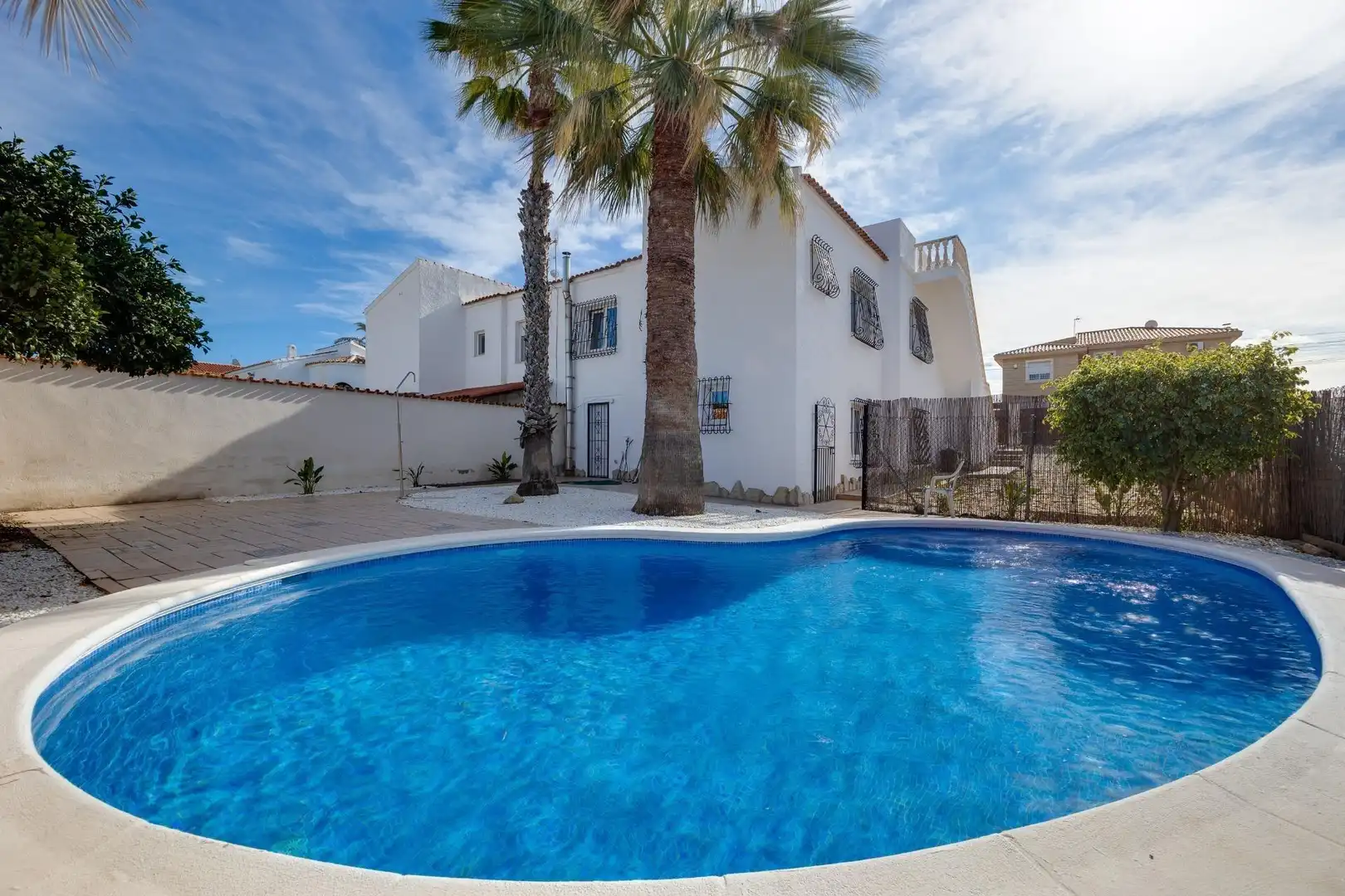 Semi-detached house with pool for sale in Calle C. Velazquez 39A, imagen 2
