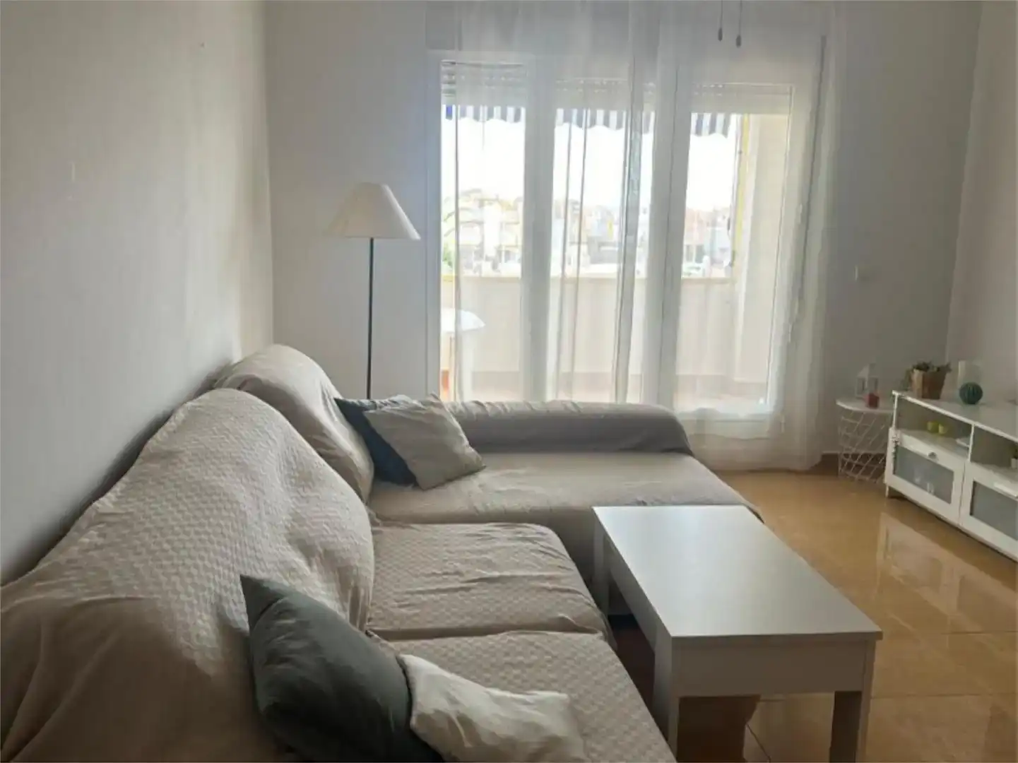 Sala de estar de Apartamento de alquiler en Pulpí con Jardín privado, Piscina y Amueblado