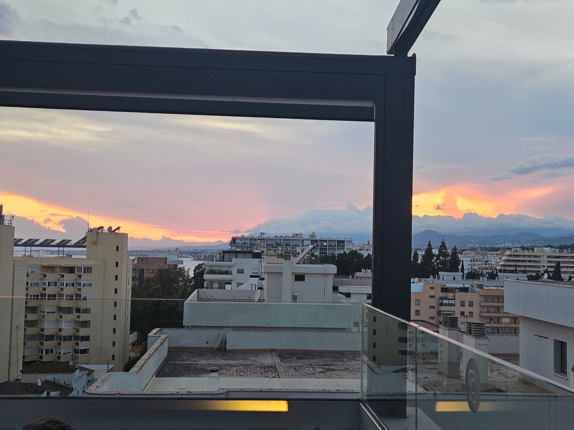 Vista exterior de Casa o xalet de lloguer en Marbella amb Aire condicionat, Calefacció i Jardí privat