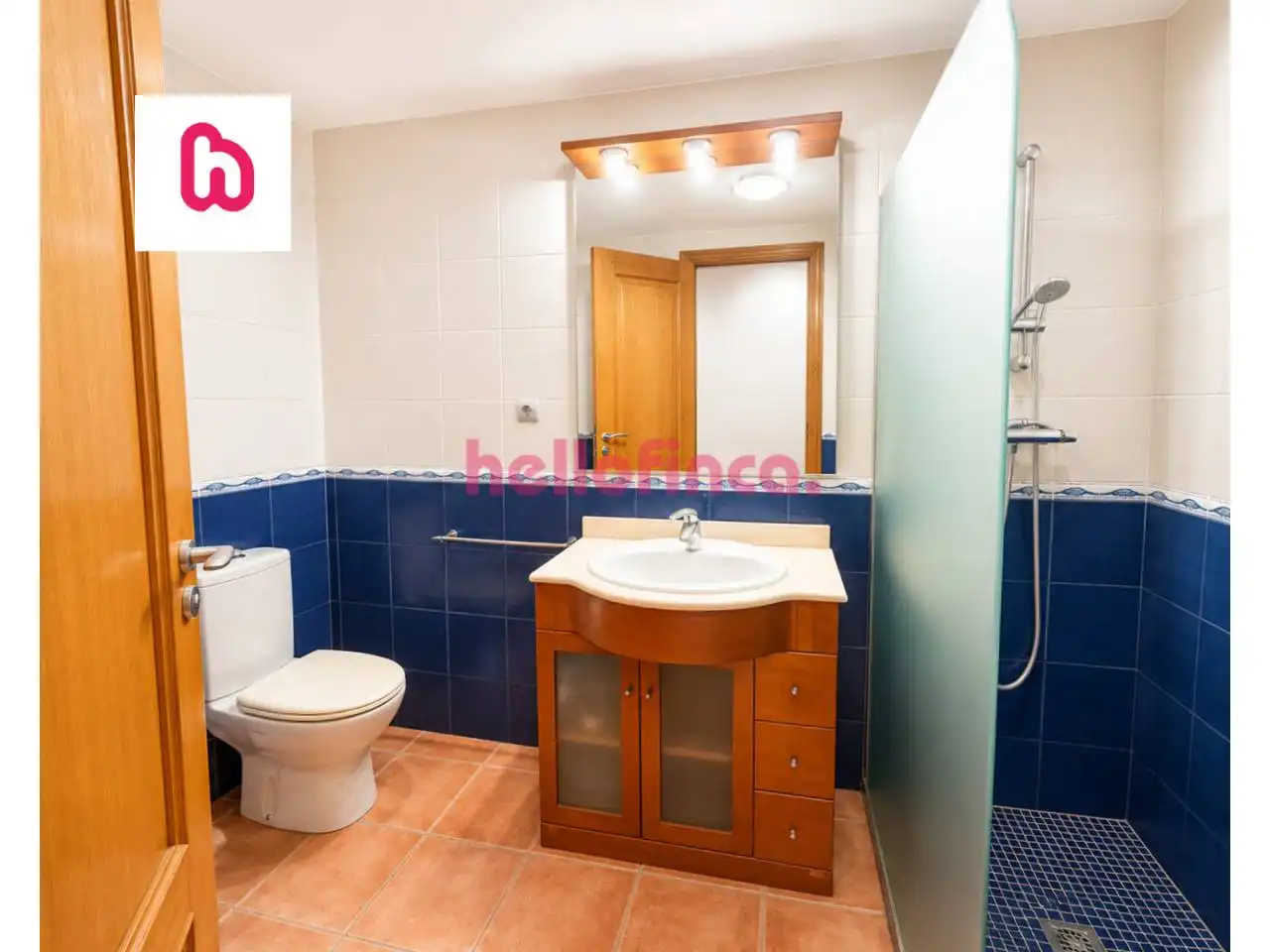 Badezimmer von Wohnung zum Verkauf in Badalona mit Heizung, Privatgarten und Terrasse