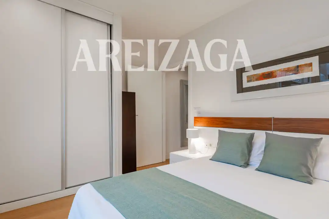 Dormitori de Apartament en venda en Donostia - San Sebastián  amb Calefacció, Terrassa i Traster