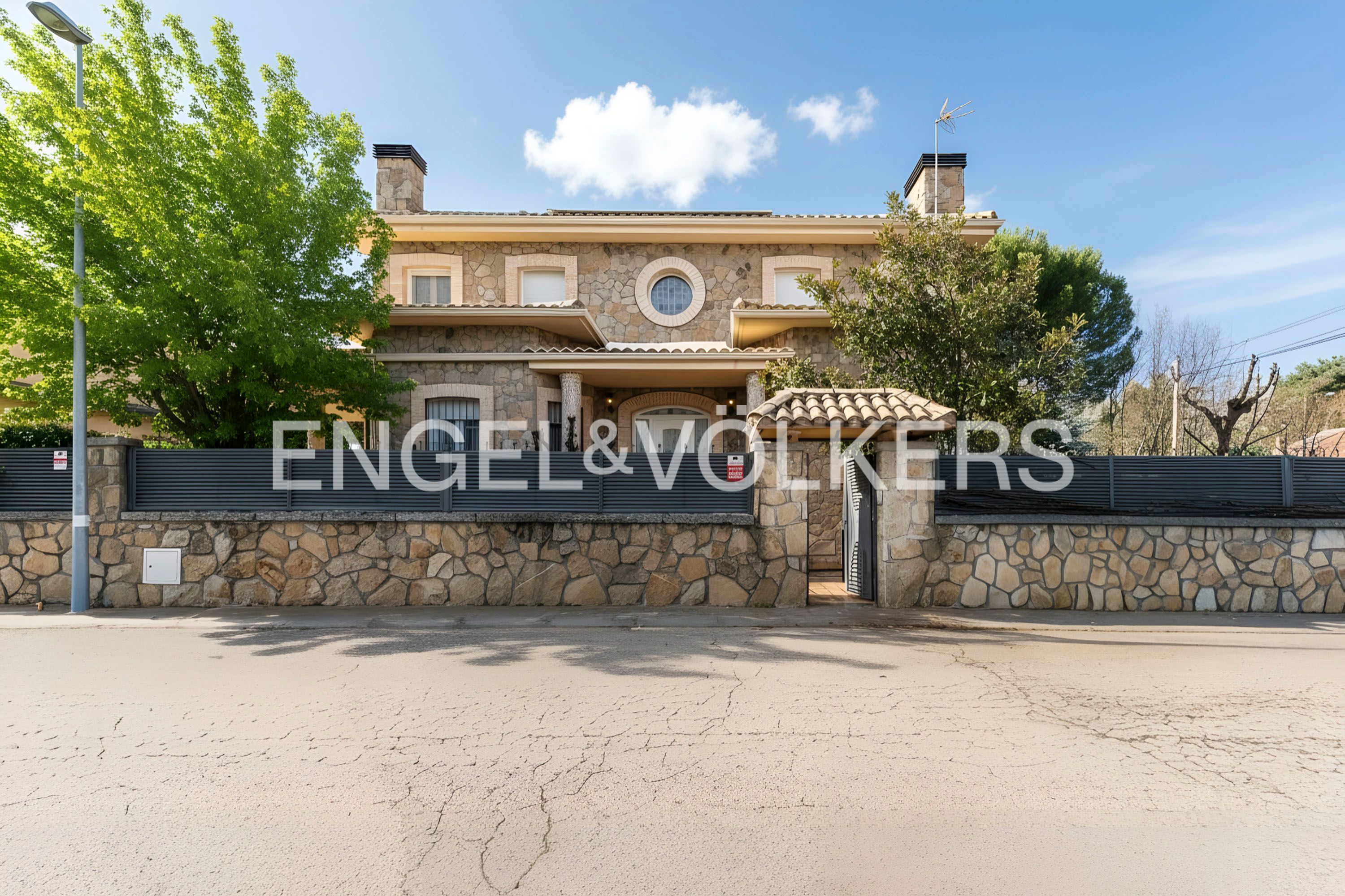 Vista exterior de Casa o xalet en venda en Guadarrama amb Aire condicionat, Calefacció i Jardí privat