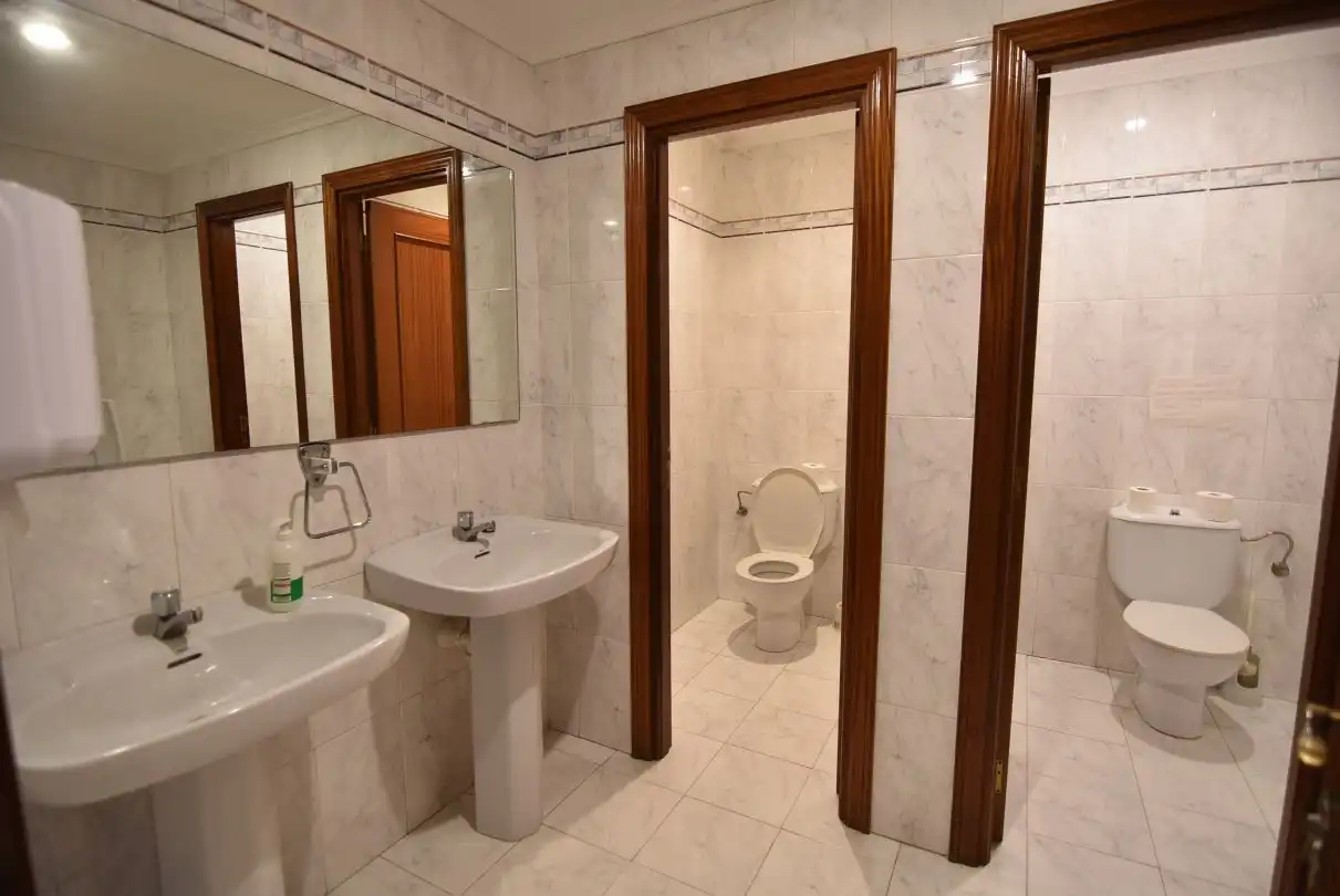 Badezimmer von Büro zum Verkauf in Eibar
