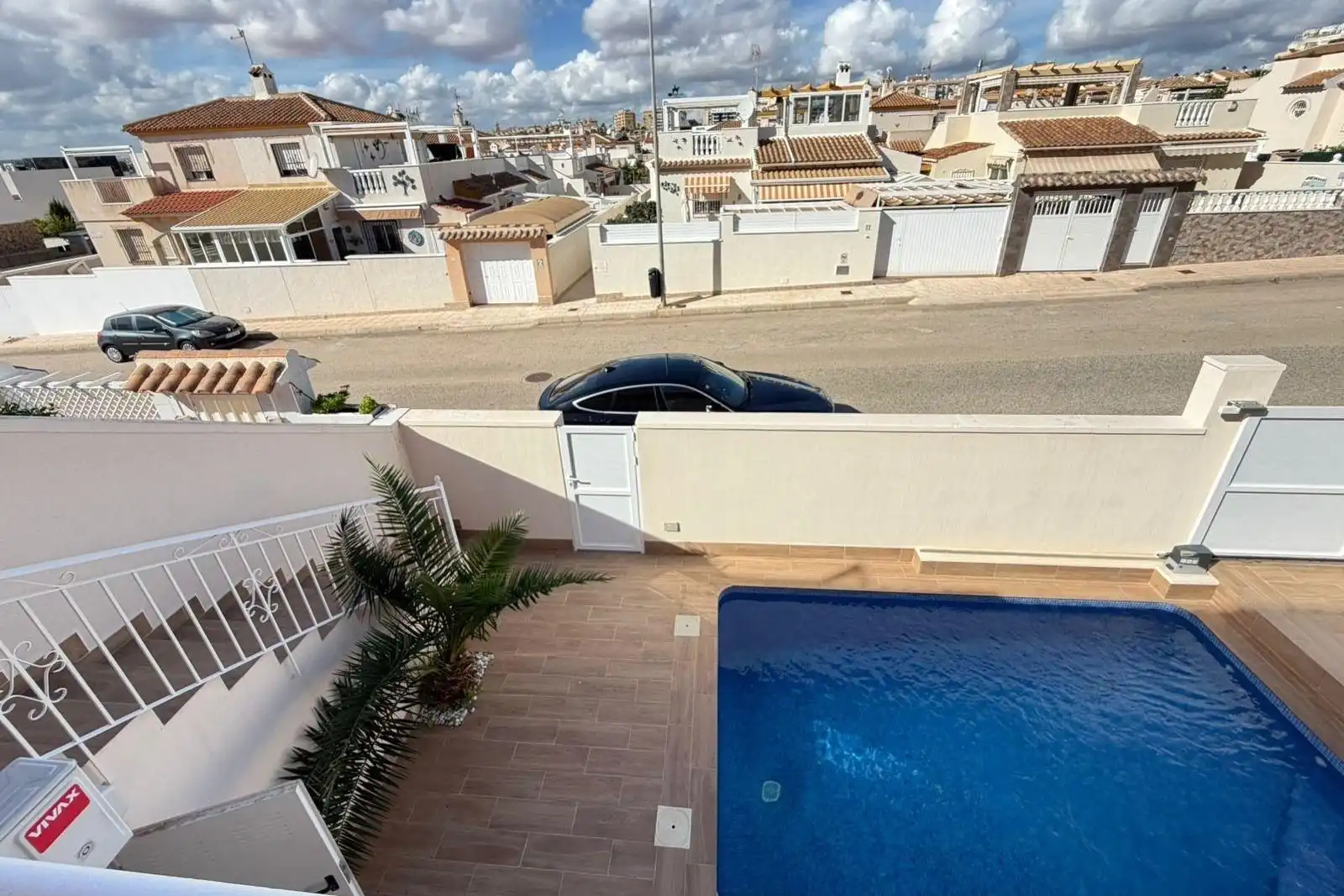 Vista exterior de Casa adosada en venda en Torrevieja amb Aire condicionat, Calefacció i Jardí privat