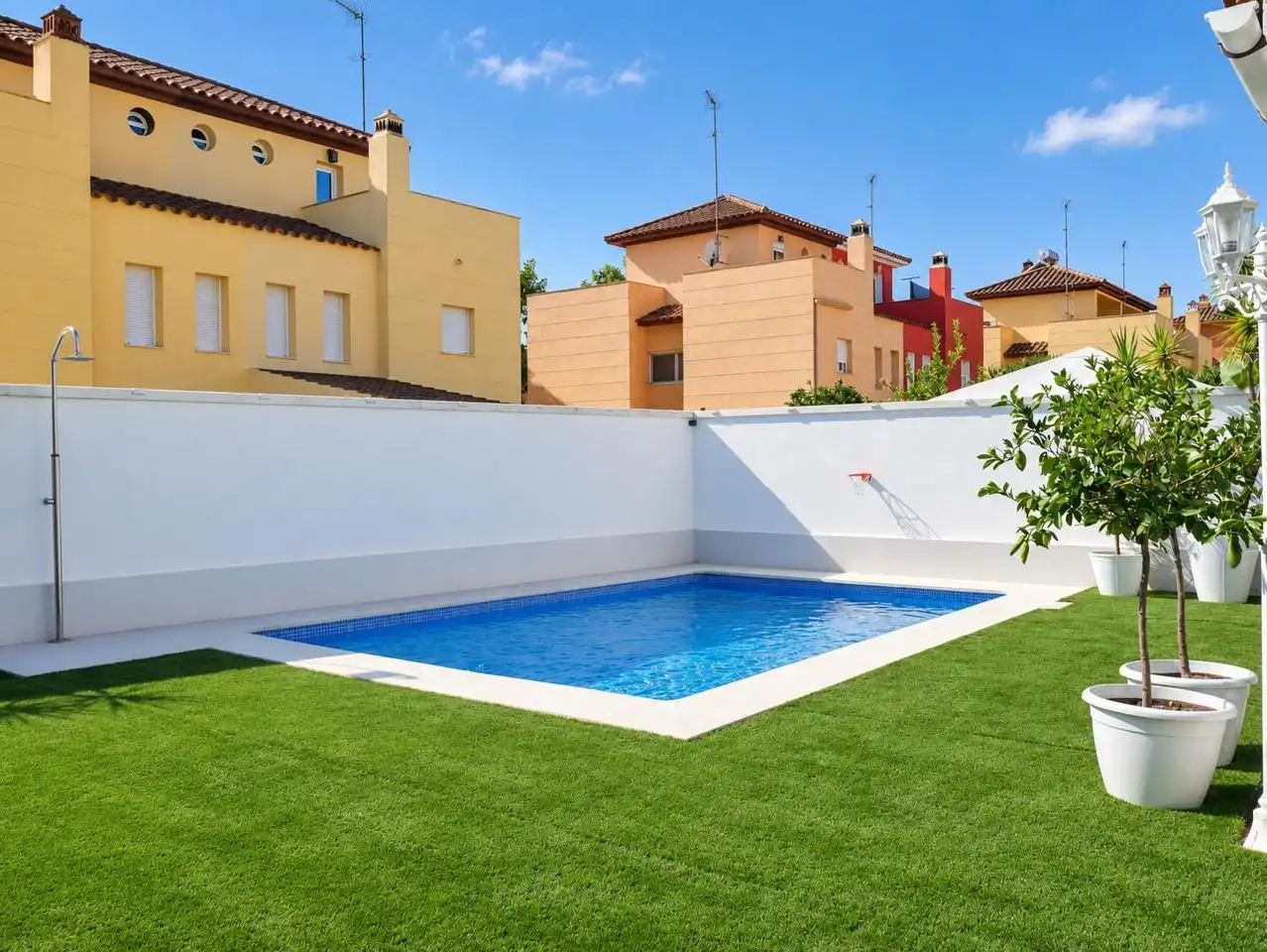 Piscina de Casa adosada en venda en Bormujos amb Aire condicionat, Jardí privat i Terrassa