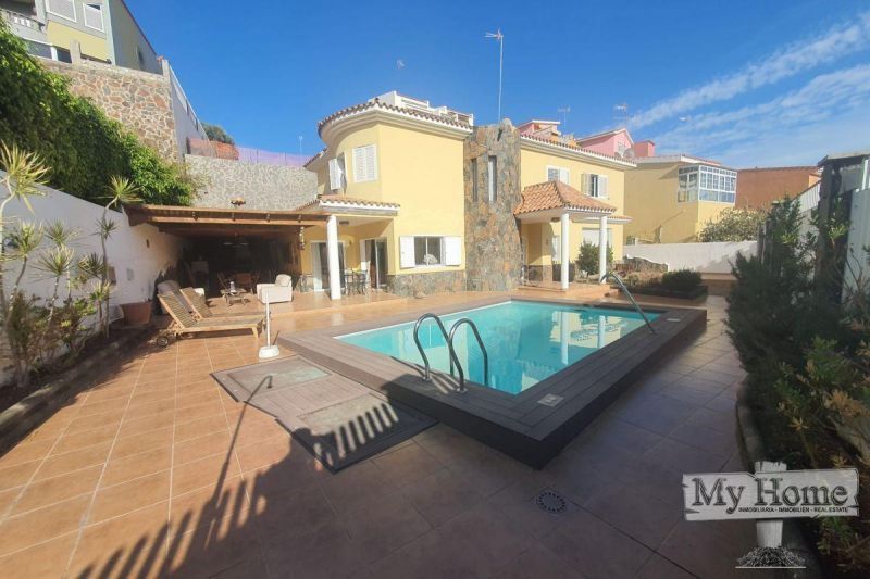 Exterior view of House or chalet for sale in San Bartolomé de Tirajana  with Terrace, Storage room and Swimming Pool