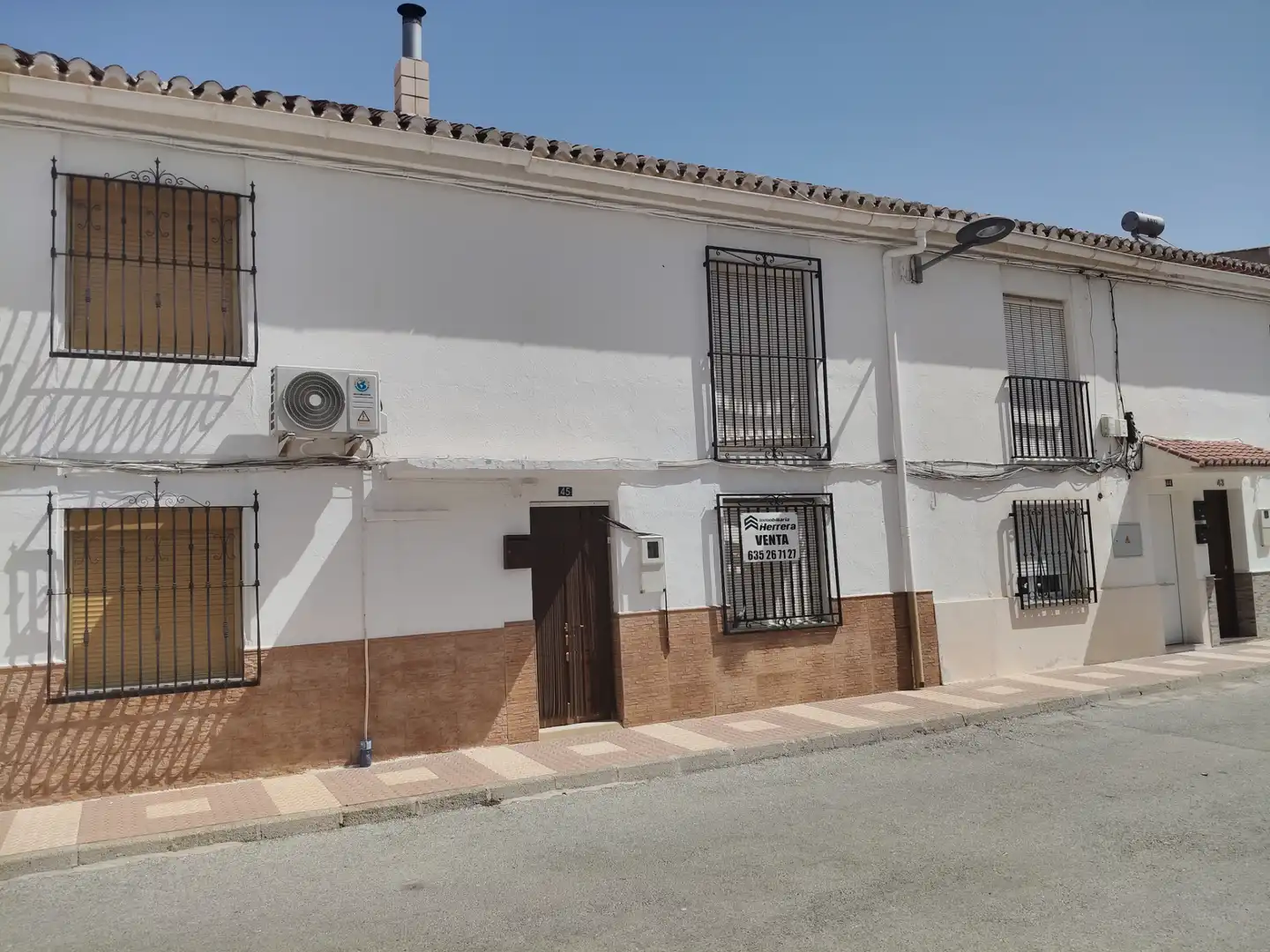 Vista exterior de Casa o xalet en venda en Baza amb Terrassa