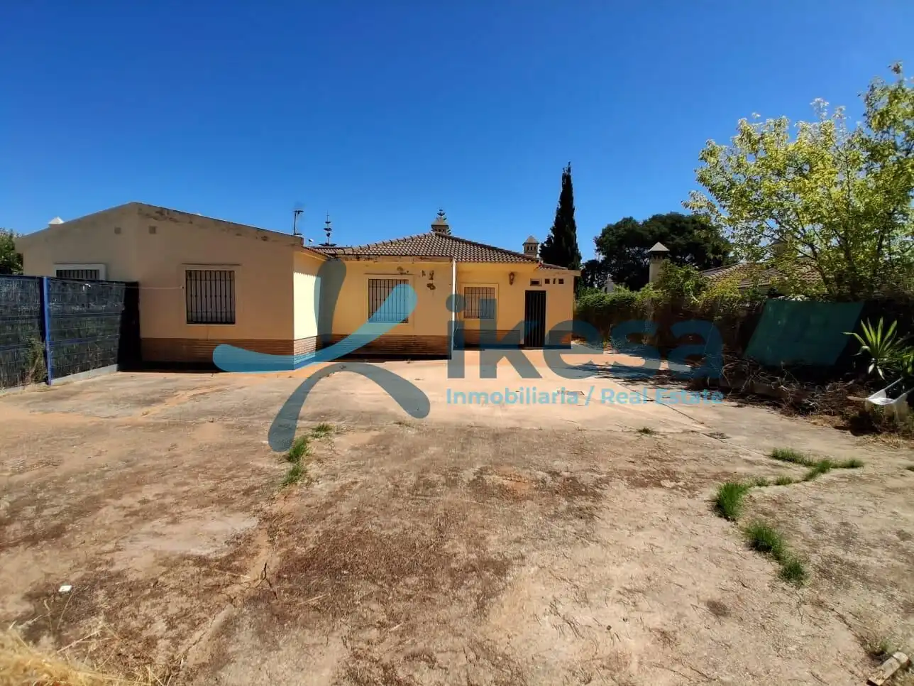 Vista exterior de Casa adosada en venda en El Portil amb Piscina comunitària